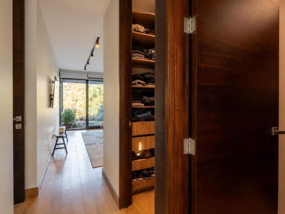 Moderna, elegante y segura: una casa excepcional para disfrutar en Lo Barnechea.