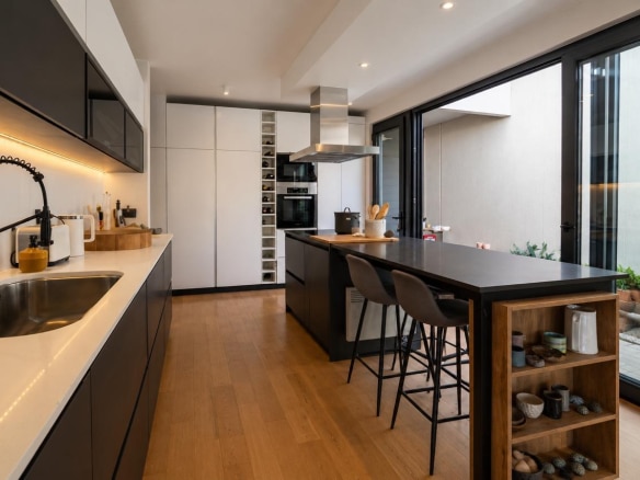 Moderna, elegante y segura: una casa excepcional para disfrutar en Lo Barnechea.