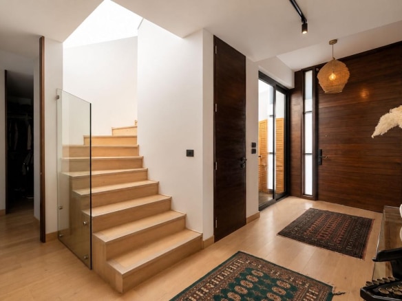 Moderna, elegante y segura: una casa excepcional para disfrutar en Lo Barnechea.