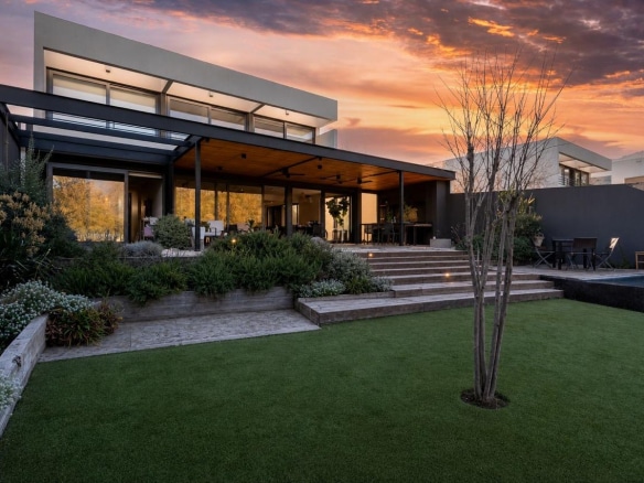 Moderna, elegante y segura: una casa excepcional para disfrutar en Lo Barnechea.