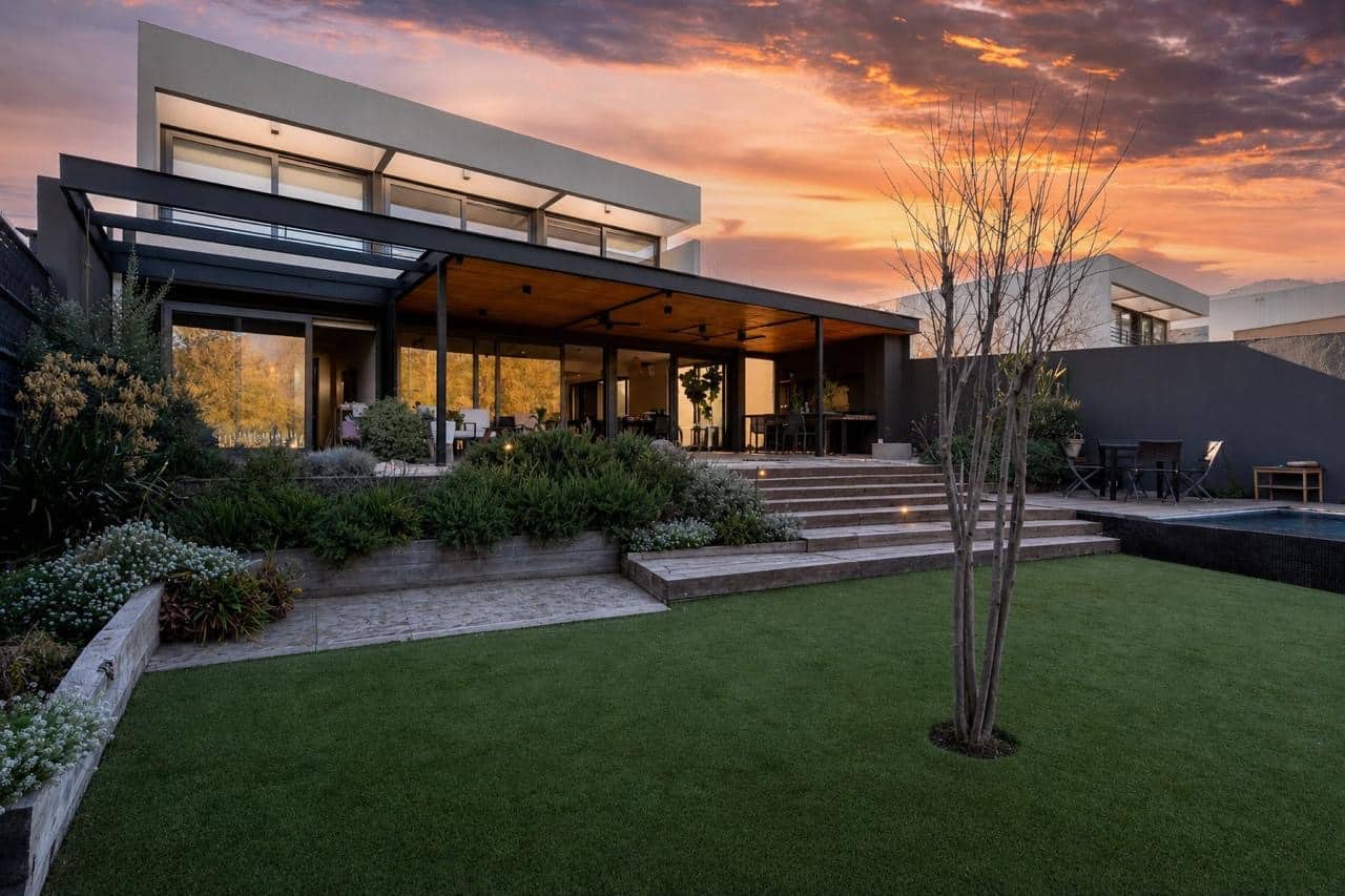 Moderna, elegante y segura: una casa excepcional para disfrutar en Lo Barnechea.