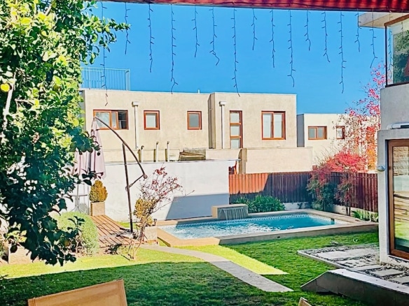 Casa en Condominio. Calle Onofre Jarpa, La Reina