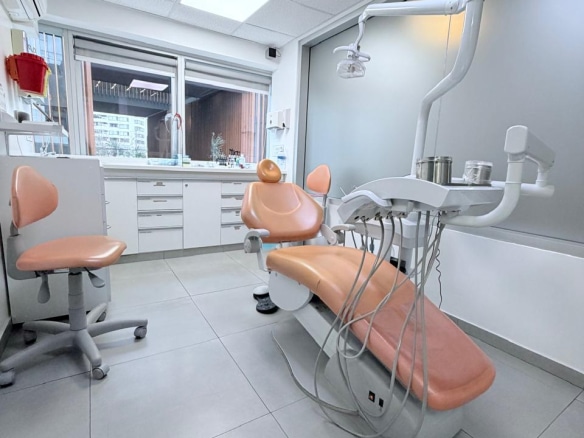 Clínica Dental Equipada frente a Metro Colón
