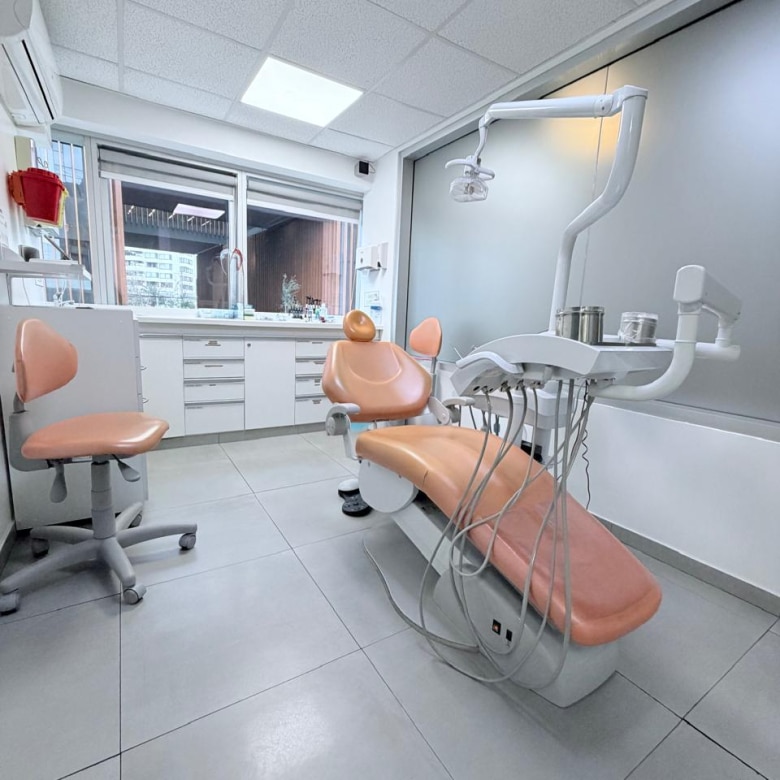 Clínica Dental Equipada frente a Metro Colón
