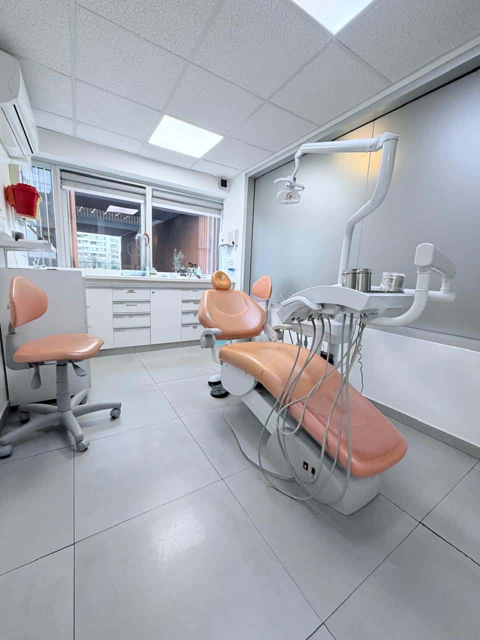 PHOTO-2026-07-24-19-14-27 (3) Clínica Dental Equipada frente a Metro Colón