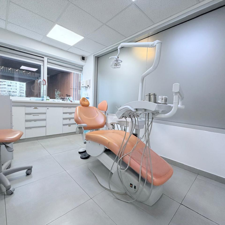 Clínica Dental Equipada frente a Metro Colón