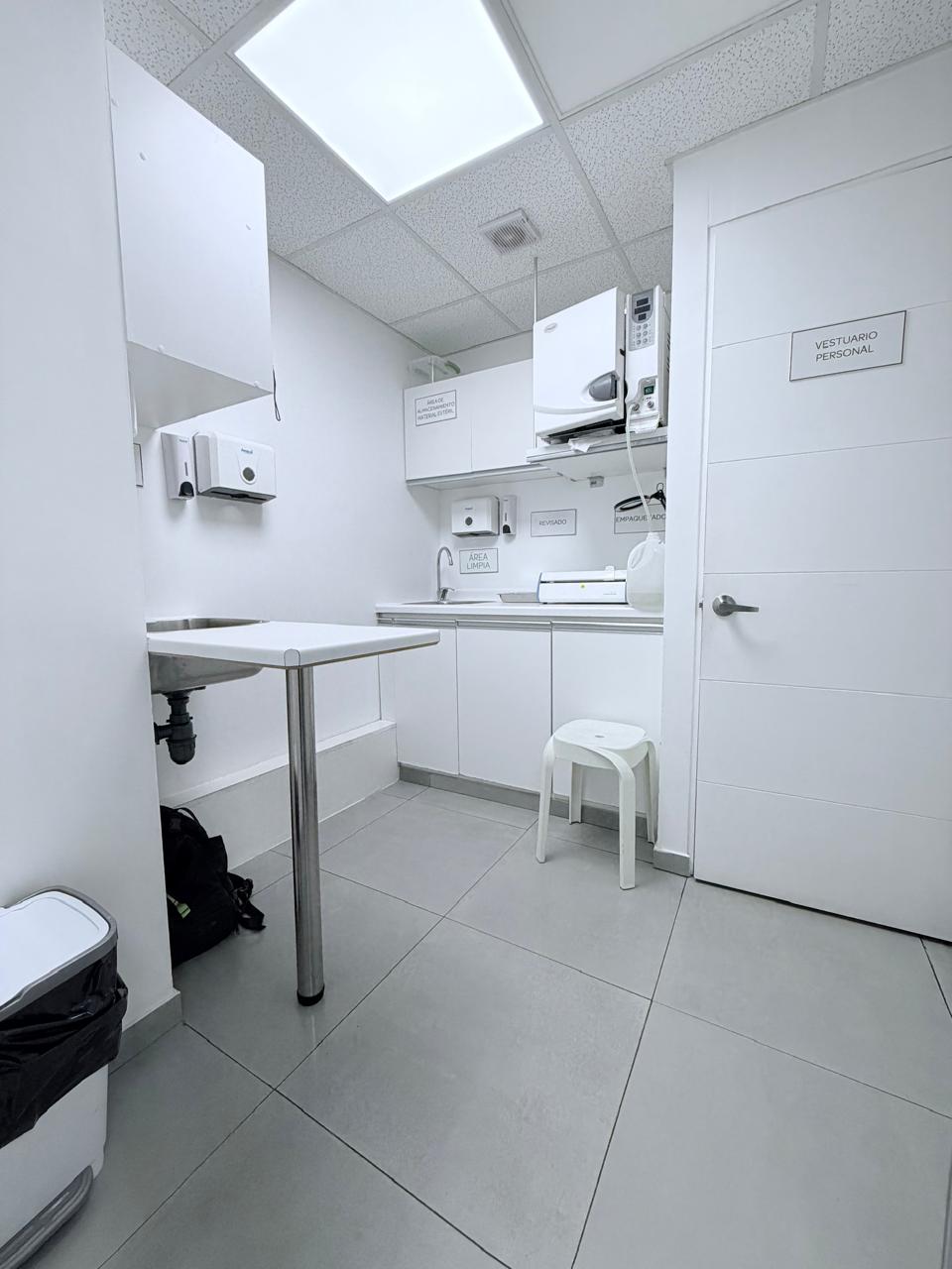 PHOTO-2026-07-24-19-14-28 Clínica Dental Equipada frente a Metro Colón