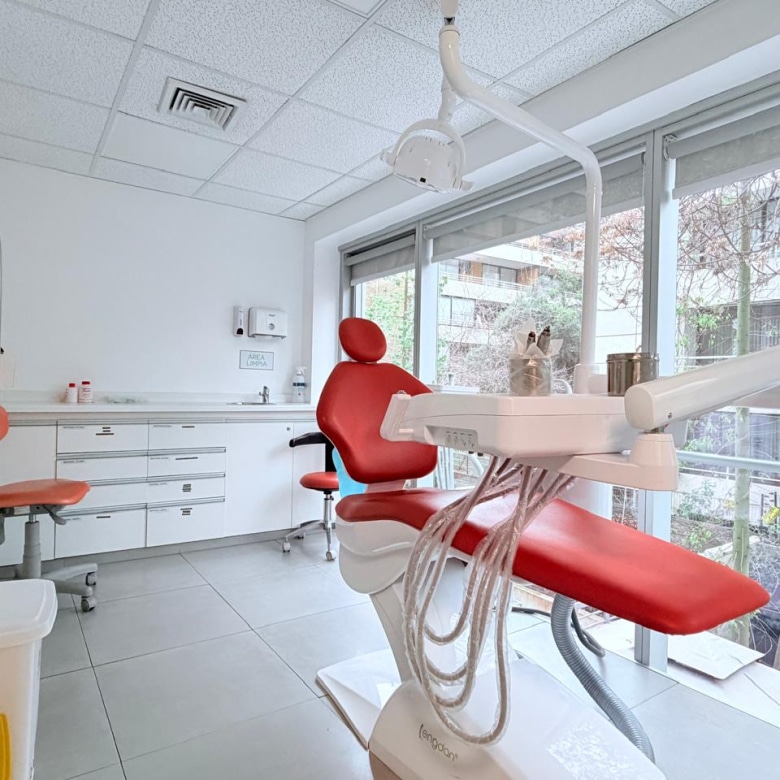 Clínica Dental Equipada frente a Metro Colón