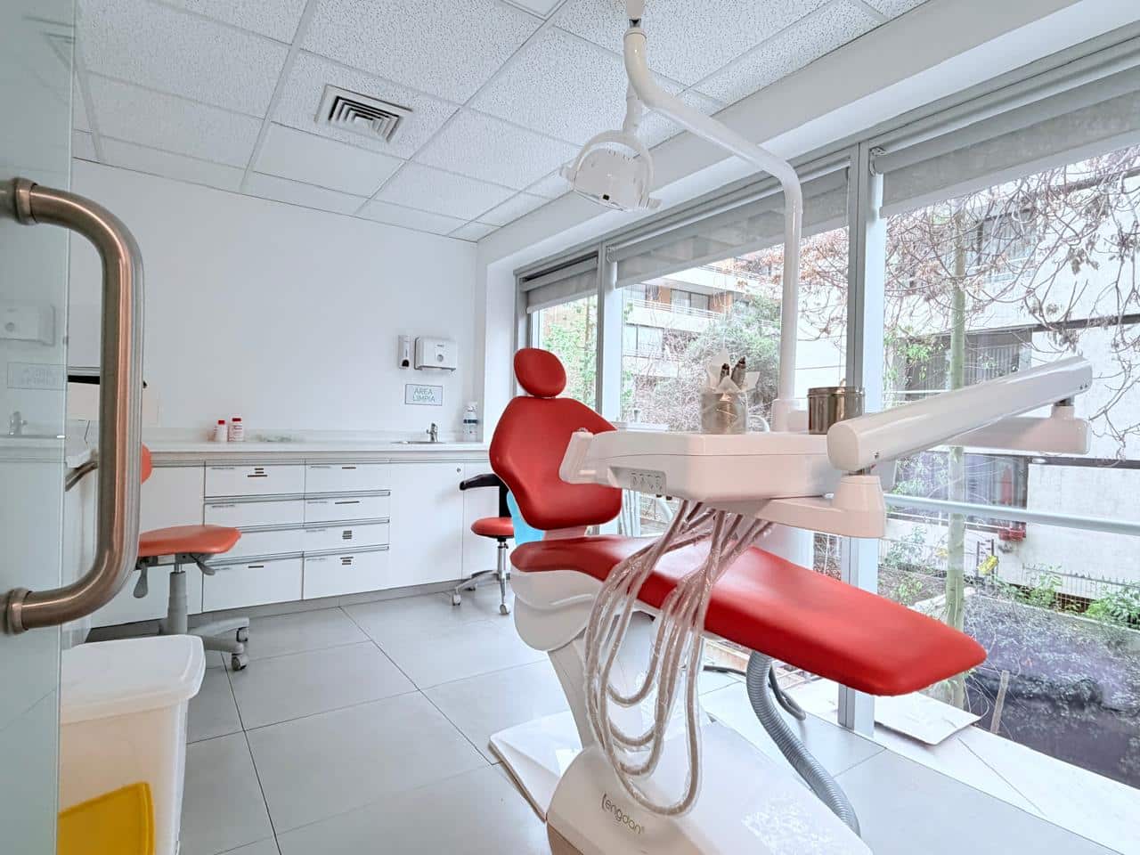 PHOTO-2026-07-24-19-14-29 (1) Clínica Dental Equipada frente a Metro Colón