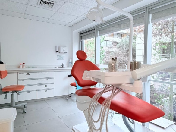 Clínica Dental Equipada frente a Metro Colón