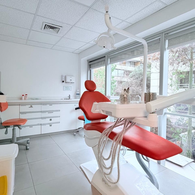 Clínica Dental Equipada frente a Metro Colón