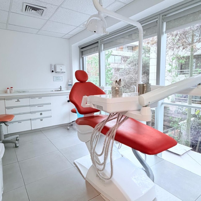 Clínica Dental Equipada frente a Metro Colón