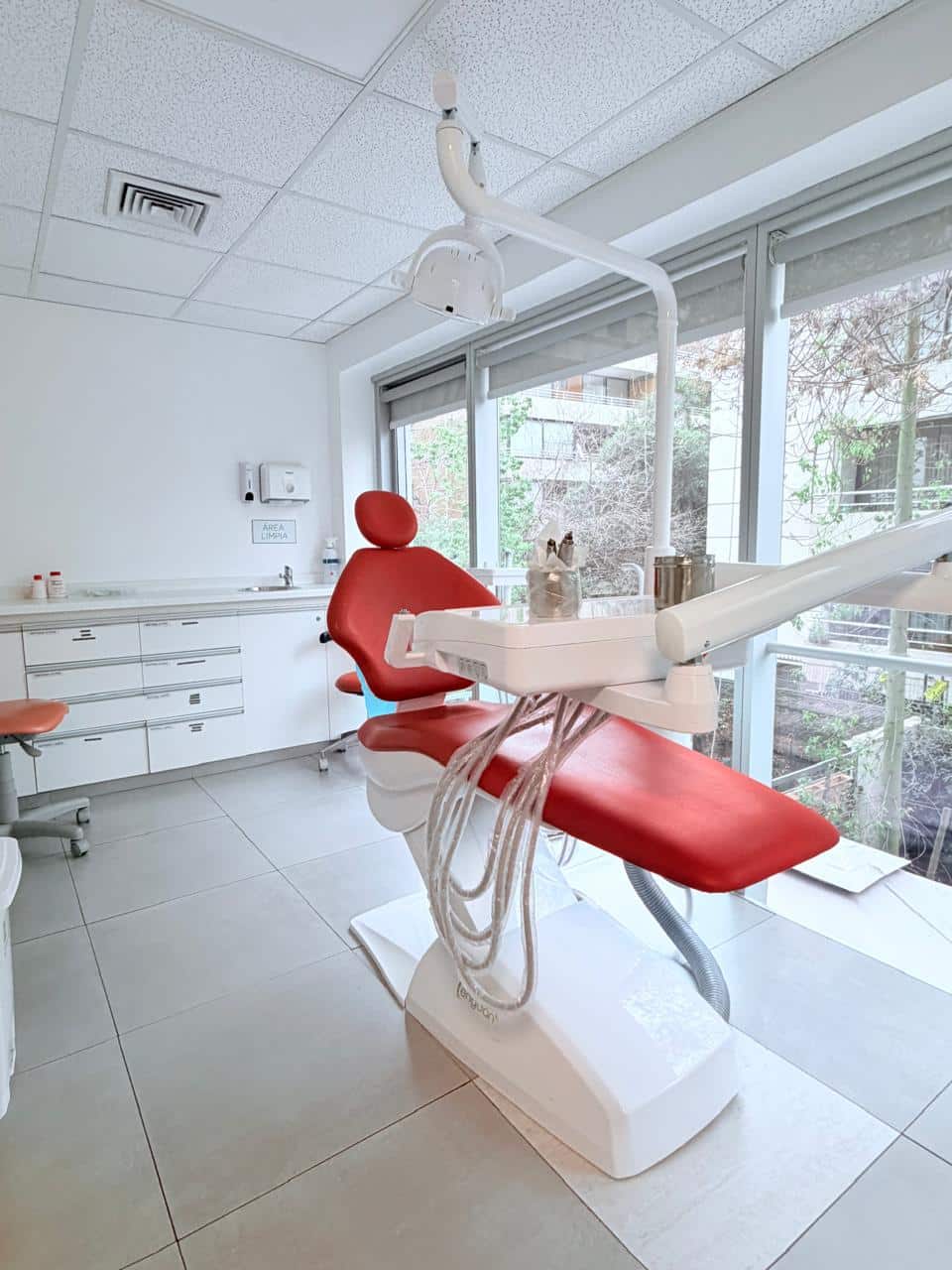 PHOTO-2026-07-24-19-14-29 Clínica Dental Equipada frente a Metro Colón