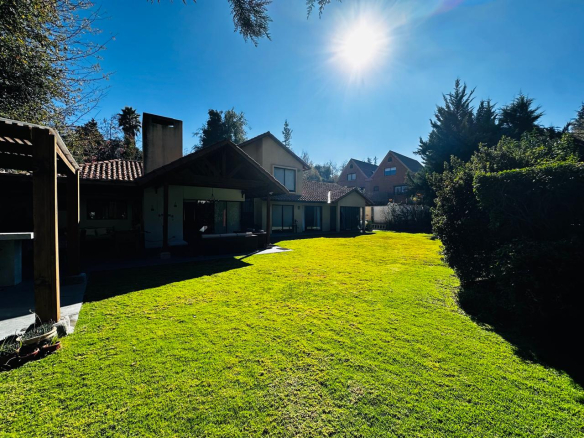 Exclusiva casa con gran jardín en Lo Barnechea