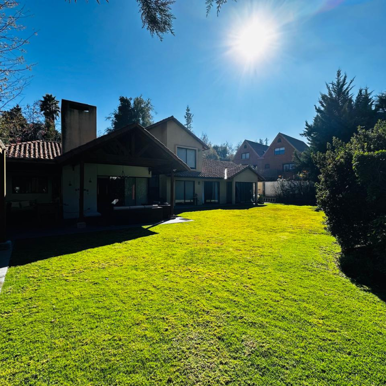 Exclusiva casa con gran jardín en Lo Barnechea