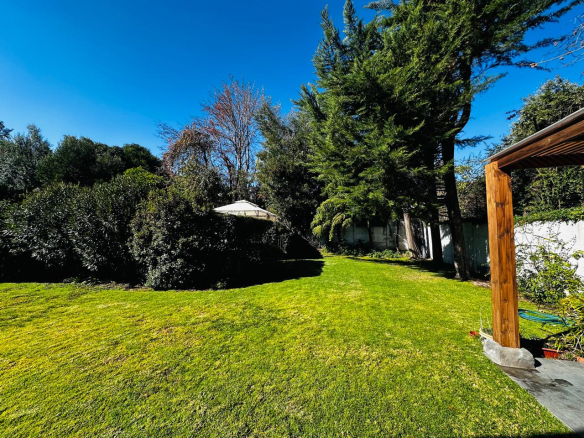 Exclusiva casa con gran jardín en Lo Barnechea