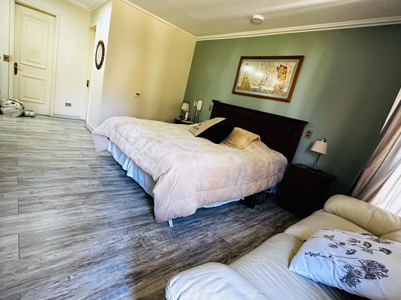 WhatsApp Image 2025-07-19 at 1.08.35 PM (1) Exclusiva casa con gran jardín en Lo Barnechea