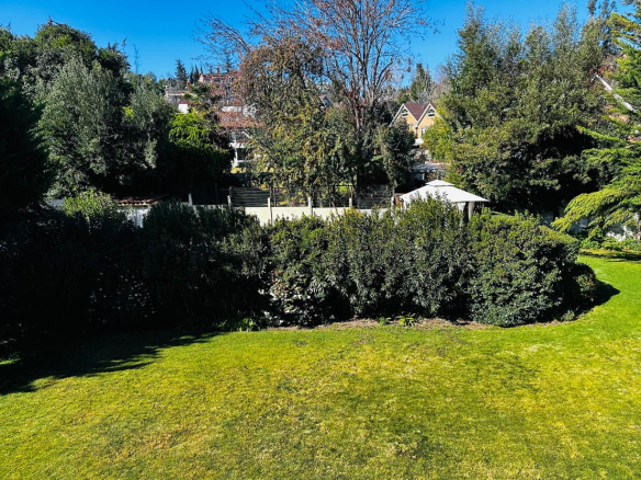Exclusiva casa con gran jardín en Lo Barnechea