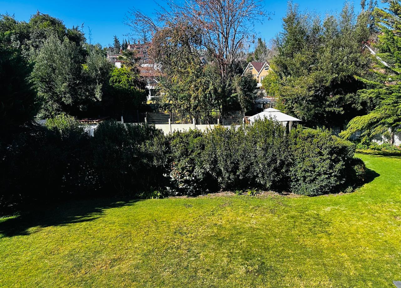 WhatsApp Image 2025-07-19 at 1.08.35 PM (3) Exclusiva casa con gran jardín en Lo Barnechea